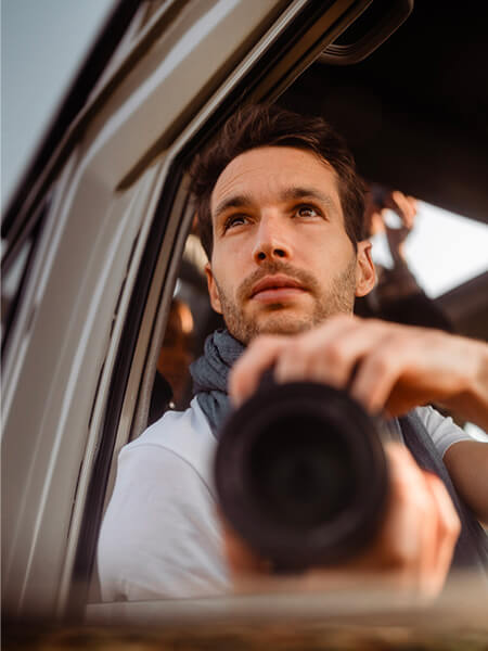 homme avec appareil photo en main