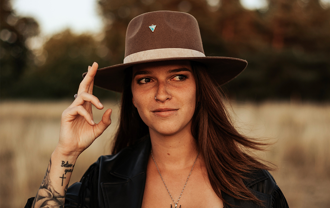 femme avec chapeau western