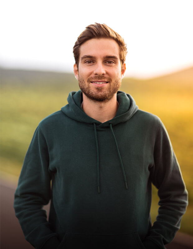 Benjamin Mollier homme debout sur fond nature