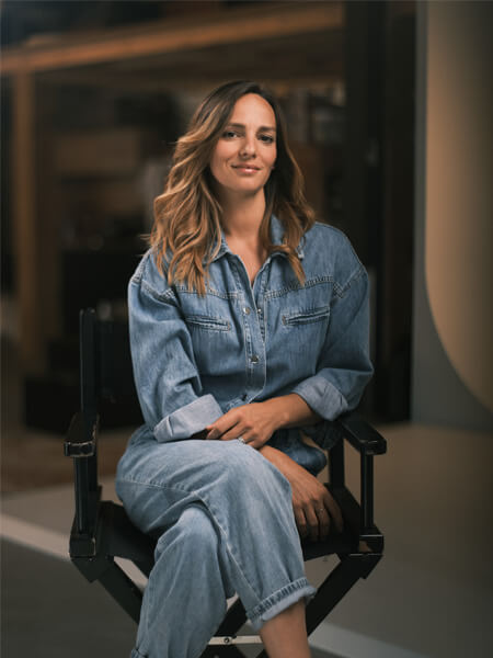 Émilie zangarelli, femme assise sur une chaise