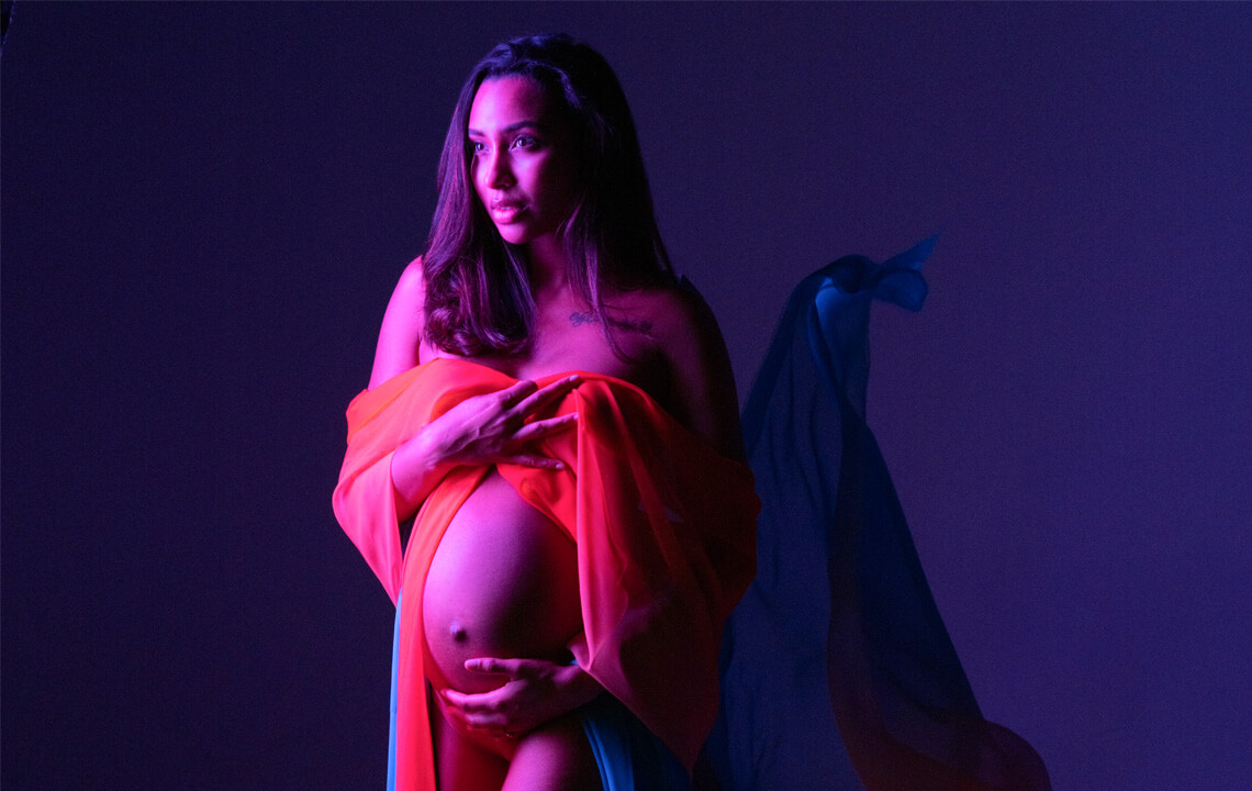 femme shooting studio grossesse lumière rose