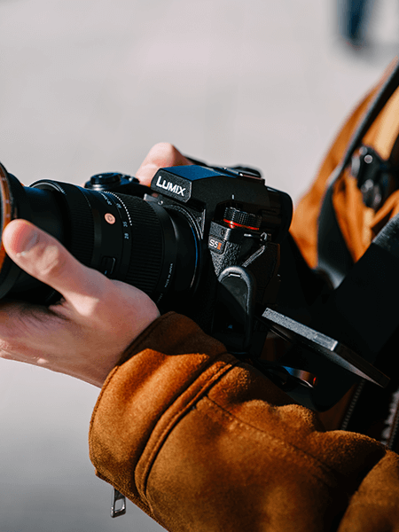 boitier panasonic lumix s dans mains