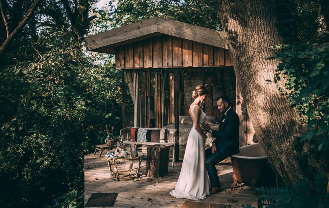 Photo de mariage avec un couple de deux mariés au milieu de la forêt