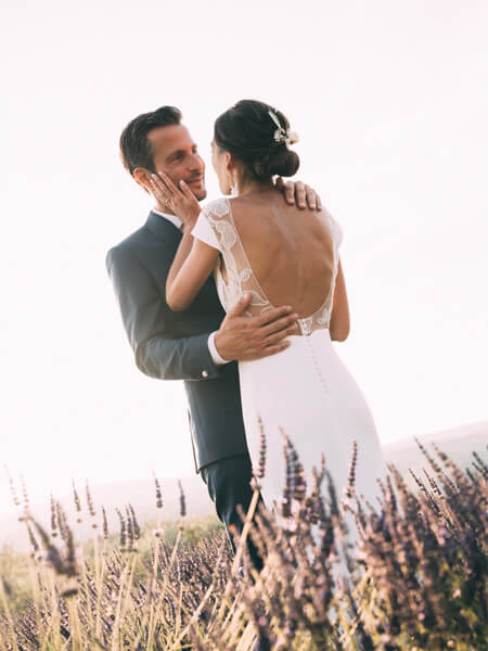 un couple dans la campagne pendant leur mariage