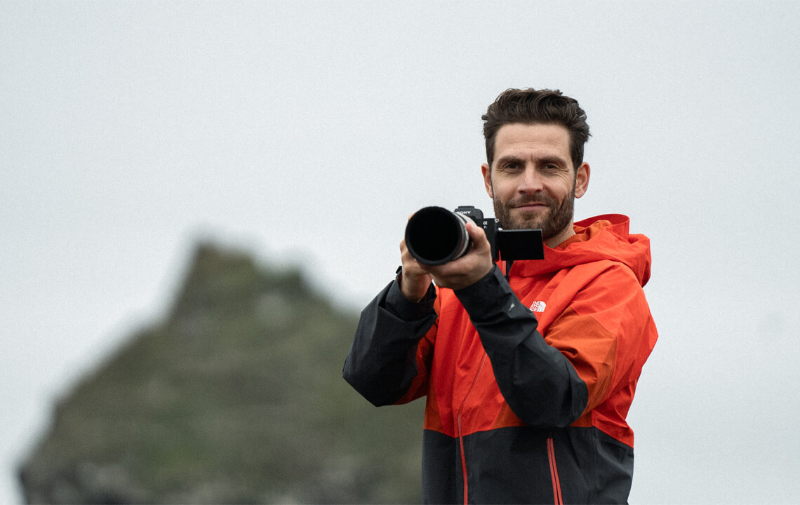 homme avec une caméra à la main
