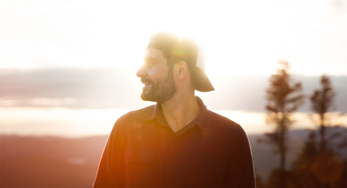 homme devant un couché de soleil