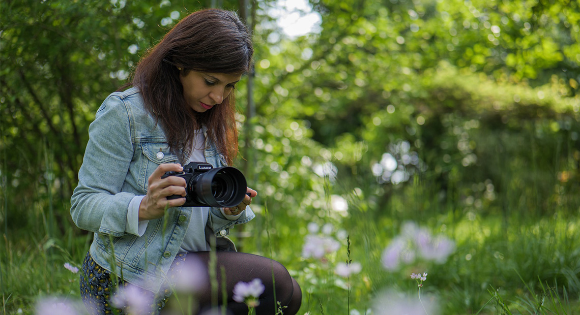 femme photographe forêt