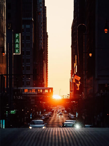 voiture dans une rue au couché du soleil