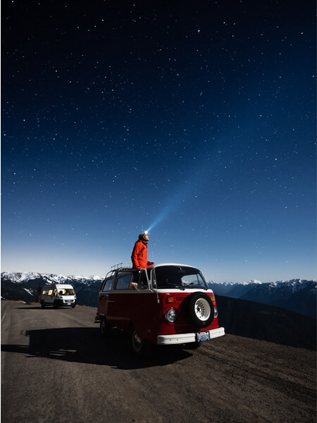 homme sur un van sous les étoiles