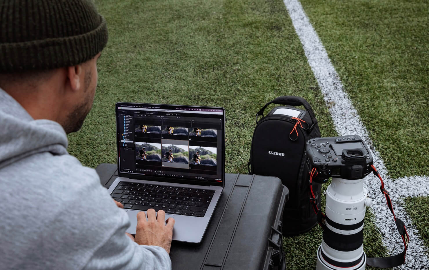 Photographe sur son ordinateur portable