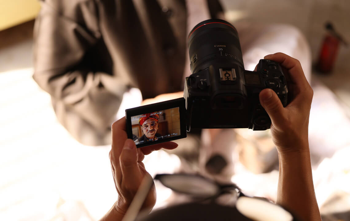 Personne qui prend en photo un portrait d'un homme indien