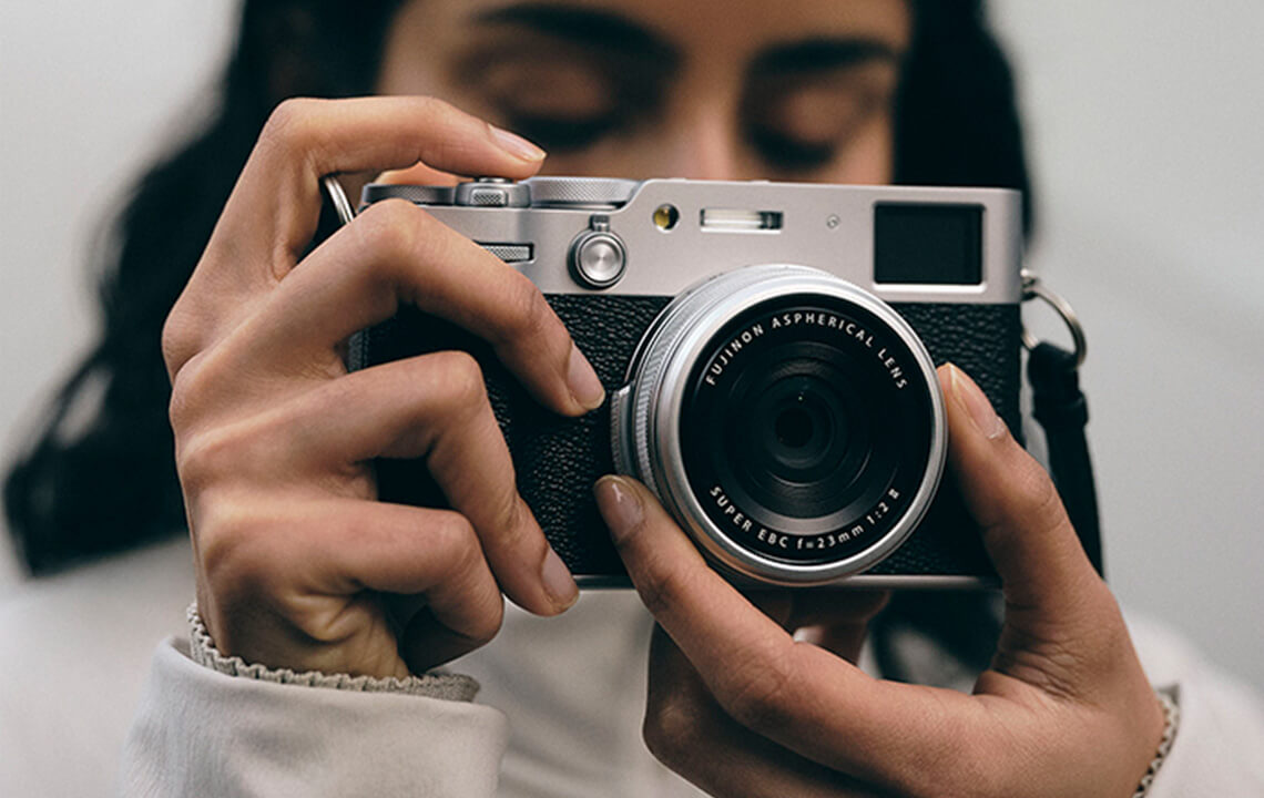 femme qui prend une photo