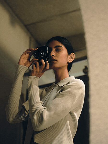 femme qui prend une photo