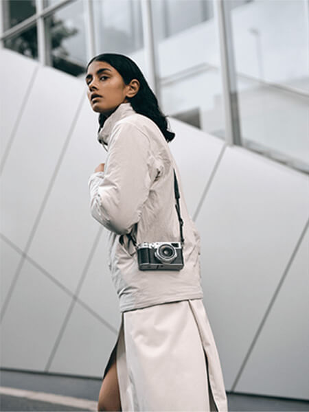 femme avec un appareil photo vintage