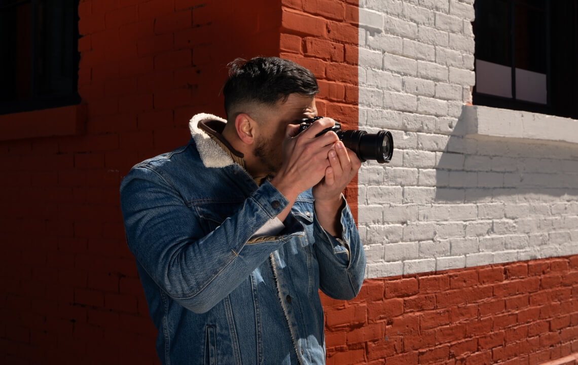 Photographe en action avec le LUMIX GH7