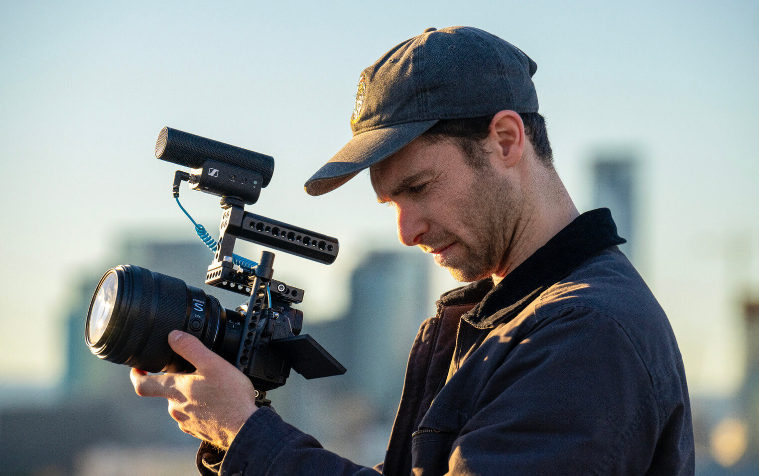 Vidéaste en tournage avec le Nikon Z6 III