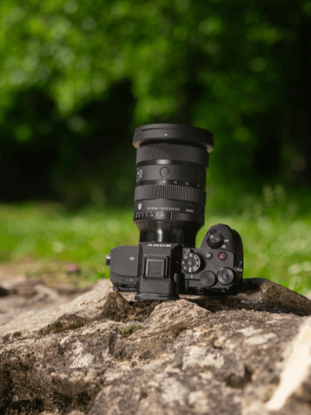 Objectif SIGMA 24-70mm monté sur un hybride Sony