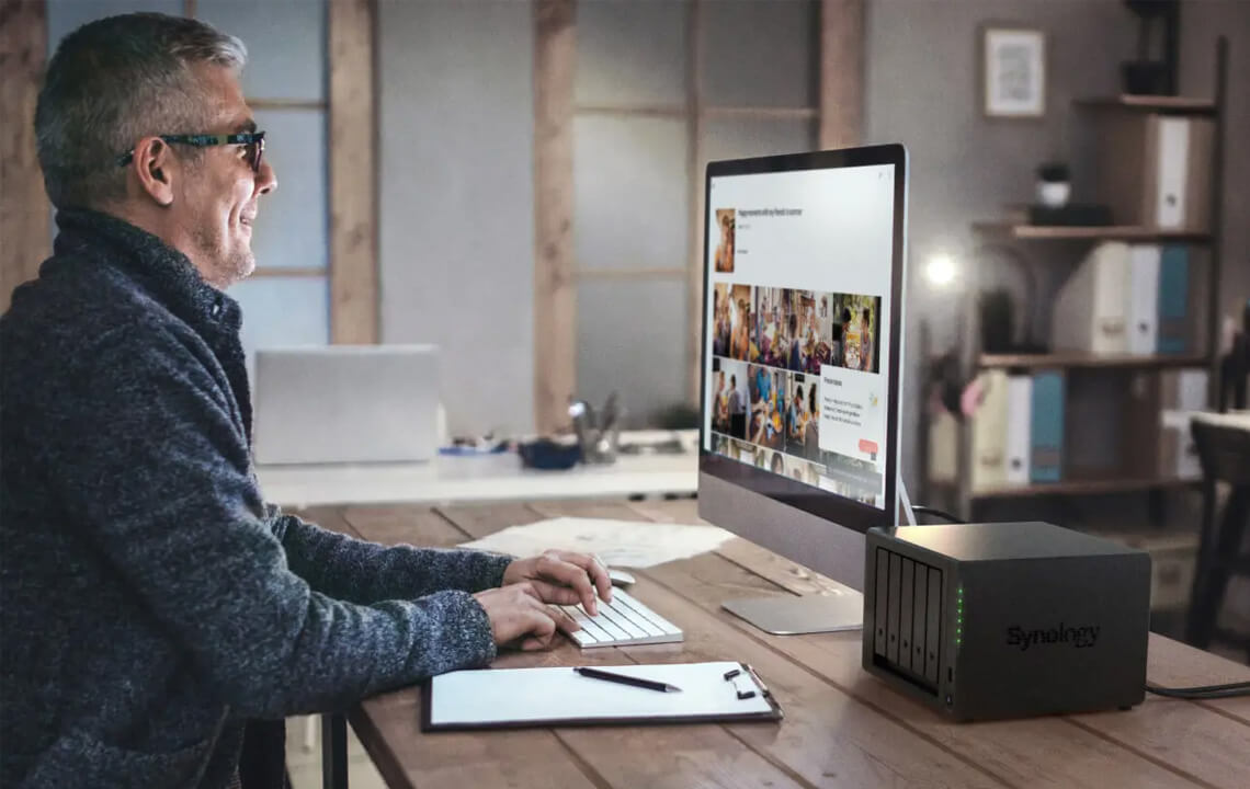 télétravail homme à son bureau sur l'ordinateur