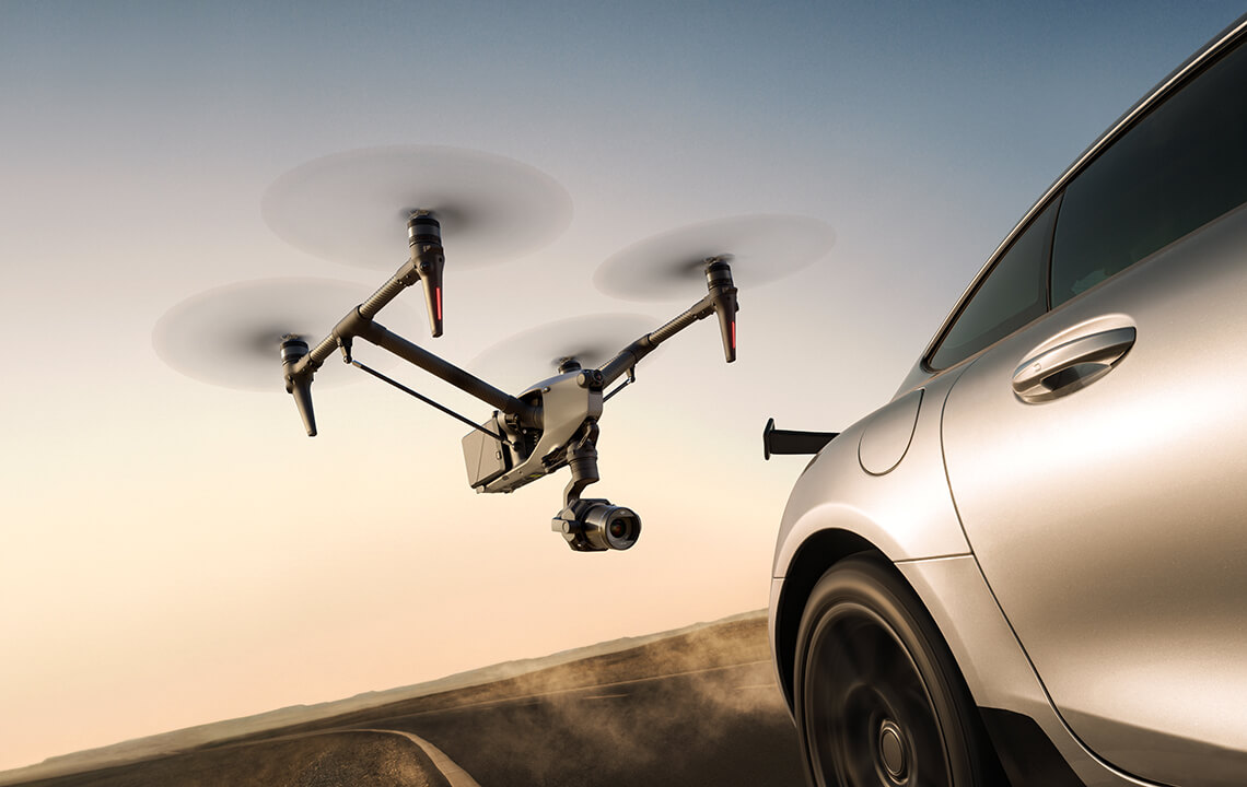 Nouveau drone DJI Inspire 3 derrière une mercedes amg 