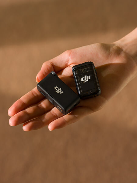 Microphone DJI Mic 2 dans les mains 