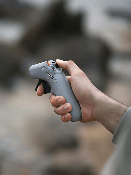 Nouveau DJI motion controller RC2 dans la main