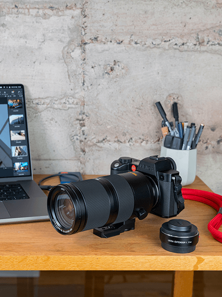 Objectif Leica SL 100-400mm F/5-6.3 sur table en bois 