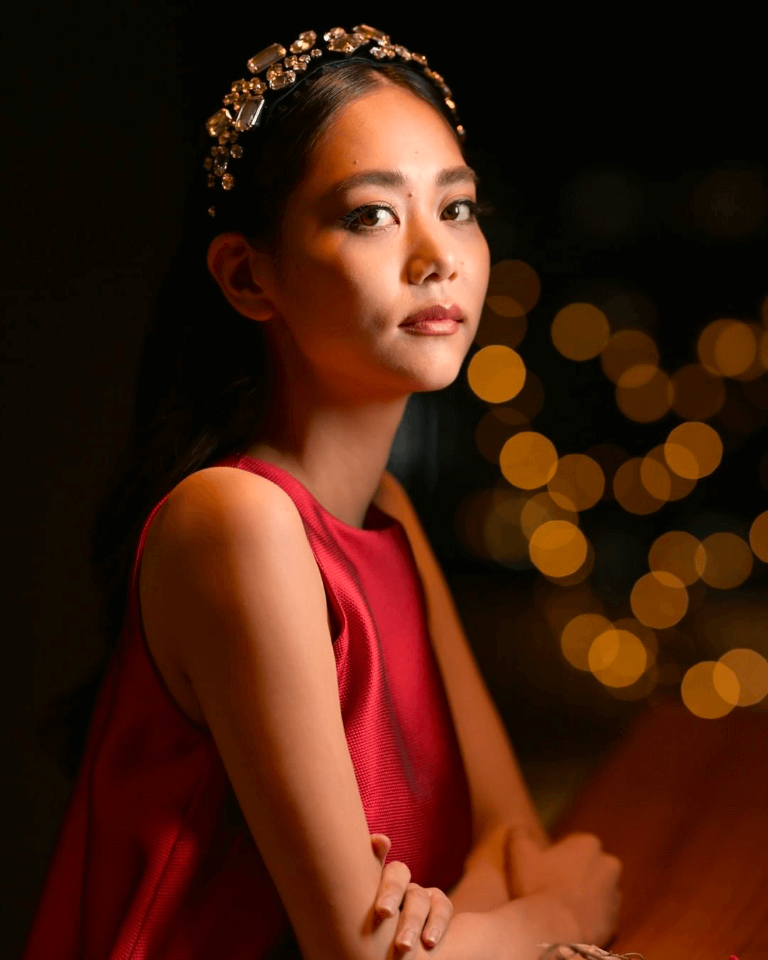 Photo d'une femme qui pose avec flou d'arrière plan prise au Nikon Z 85mm F1.2 