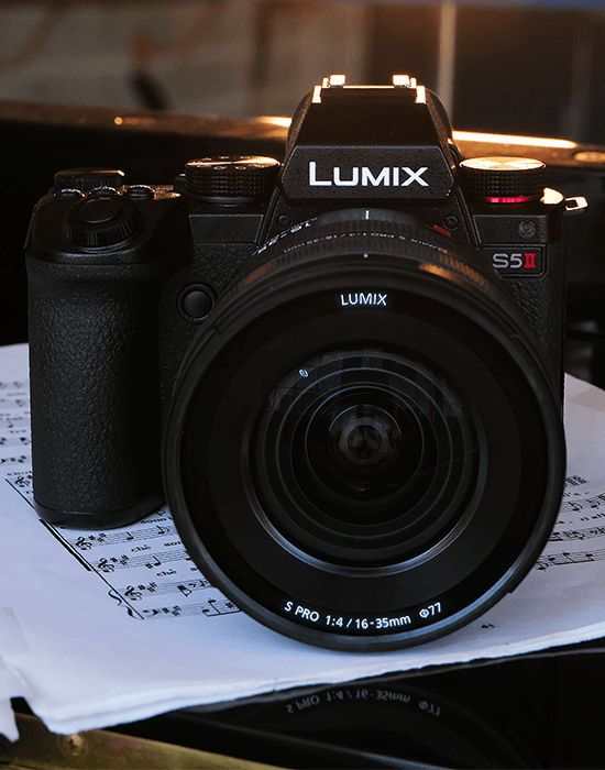 Panasonic Lumix S5 Mark II sur une table avec objectif 16-35mm
