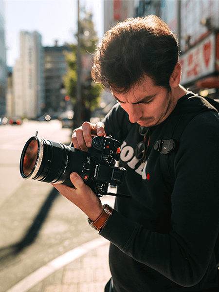 Panasonic Lumix S5 Mark II tenu à la verticale avec filtre nisi sur l'objectif 